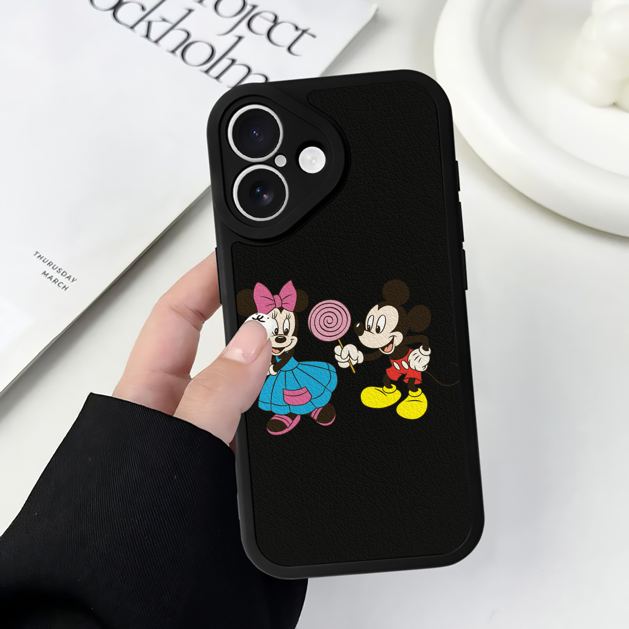 （画像用） ミッキーマウス Mickey Mouse 【iPhone 16シリーズ対応】シリコンスマホケース（レザー調） 材質：シリコン